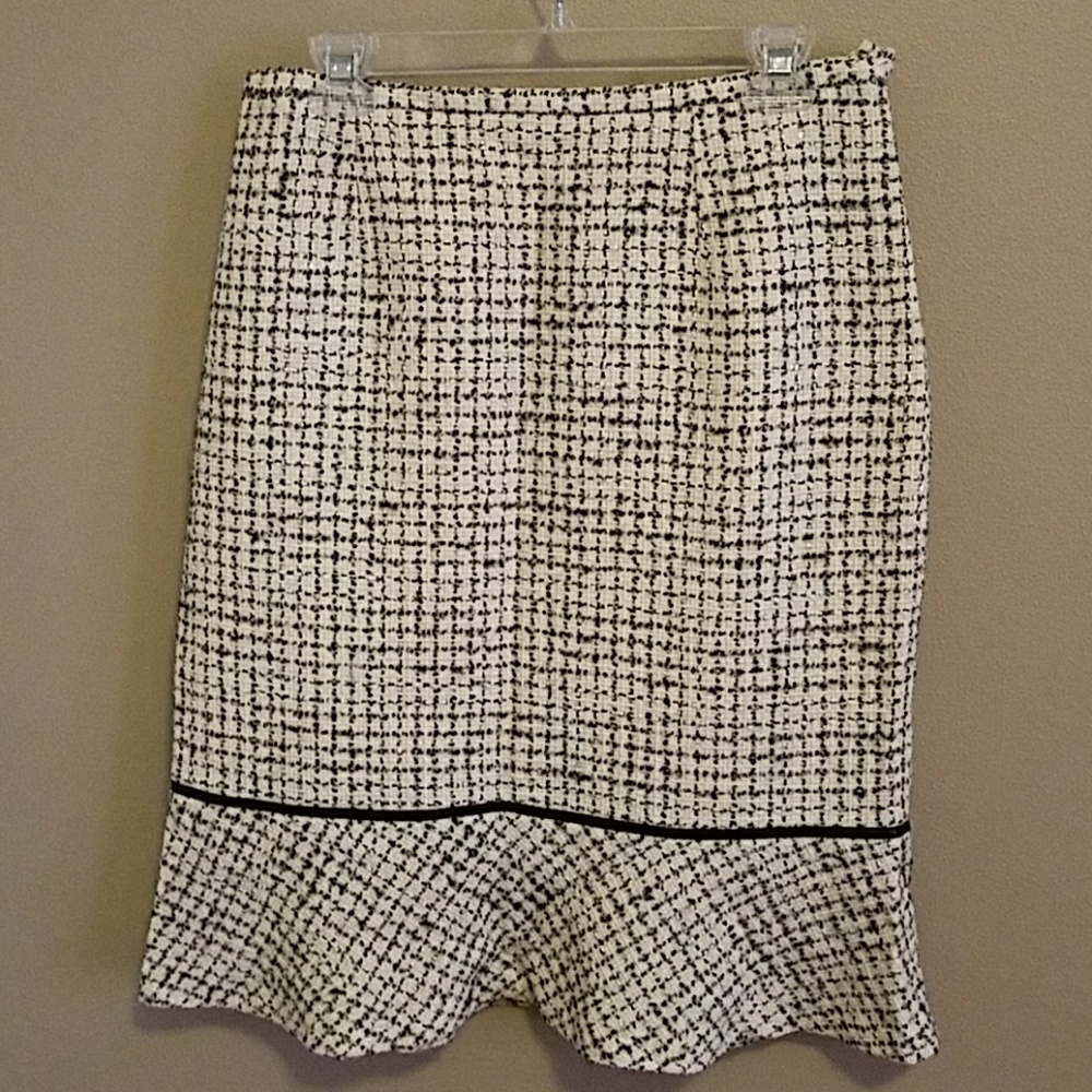Black and cream tweed skirt sz 12